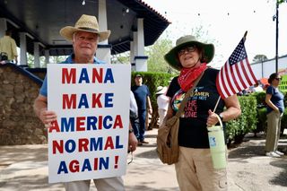 About 80 people gathered under sunny, windy skies at the Nogales Border Plaza for a "No Kings" protest, part of a nationwide grassroots movement opposing Trump administration policies and what organizers describe as corrupt and authoritarian actions.

Read full story and view more photos at link in bio. 
By @alessandra.dezubeldia