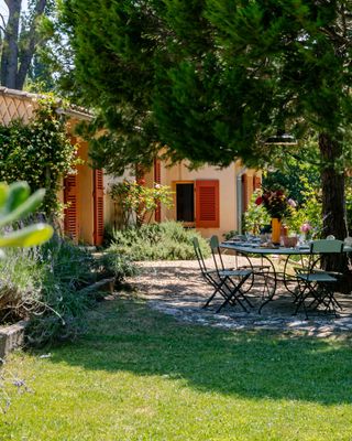 Mas de la Plume | Contemporary Mas on Six Hectares Near Gordes 🌾🏡
📍 Gordes · Luberon · Provence
Sleeps 8 · 4 Bedrooms · 3 Bathrooms

Nestled in a peaceful hamlet near Gordes, this large contemporary mas surrounded by a six-hectare plot enjoys a stunning view of the Luberon. Guests enjoy a wonderful combination of refined decoration with total comfort for an unforgettable stay in Provence.

🏛️ Beautiful high ceilings, one-level living
Spanning approximately 252 square meters, the property has been recently renovated by an architect and offers beautiful high ceilings throughout. It is divided between a comfortable modern living room, spacious dining area, well-equipped kitchen, and four bedrooms—all on one level, with a mezzanine above the master bedroom.

🌿 Heated pool with Luberon views
Outside, the dining and seating areas offer beautiful views of the Luberon. Enjoy alfresco dining and family reunions in a very social yet tranquil atmosphere while relaxing by the 12x6-meter heated swimming pool set in a restful shaded spot. Please note, a natural spring feeds two unfenced ponds on the property.

🍷 Coveted Luberon location
Ideal for climbing, walking, or mountain biking, and only within a 15-minute drive from a wide variety of quality restaurants and shops.

Ideal for families or groups seeking contemporary comfort, expansive grounds, and stunning countryside views.

Start planning your holiday in Provence with a free consultation with one of our Villa Rental Specialists:
https://my.onlyprovence.com/s/property?name=PLUME

Weekly rates starting from €5,725.