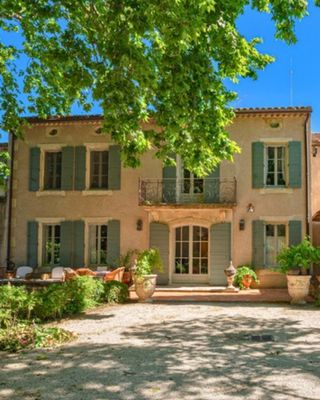 Twelve acres at the end of a private pathway, just five minutes from Saint-Rémy — welcome to Mas du Calanquet. 🎾🌲
📍 Saint-Rémy-de-Provence · Alpilles

This fully restored farmhouse spans 500 square meters with six ensuite bedrooms, a dream kitchen, and living spaces that open generously to the outdoors.

The grounds offer a private tennis court, heated pool, terrain de boules, and multiple terraces surrounded by forest and greenery. A separate game room and discreet on-site guardians add to the ease and privacy of a stay here.

Peace, space, and the quintessence of Provençal living—close to the village, yet a world apart.

Contact one of our Villa Rental Specialists to check availability:
https://my.onlyprovence.com/s/property?name=CALANQUET

Weekly rates starting from €22,800.