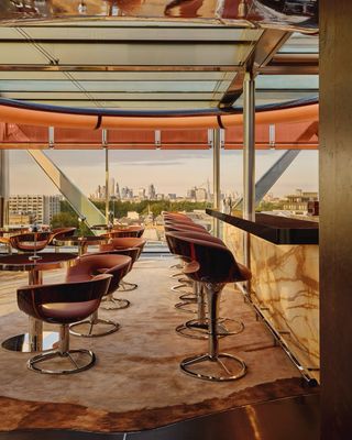 What makes a hotel unmistakably London? Reflective of the city’s diversity? London views? Cultural intelligence? Check! Does the @theemorylondon really have it all?
.
Link in bio