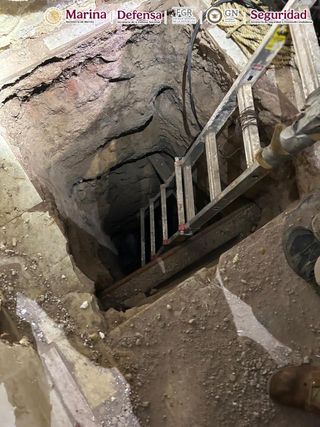 Mexican authorities closed down a suspected drug tunnel Wednesday in Nogales, Sonora, that led in the direction of the U.S. border.

The entrance to the 260-foot long, 15-foot-deep tunnel was found on a property at Calle Internacional and Calle Ingenieros, steps from the border. 

A Drug Enforcement Agency (DEA) investigation is underway.

Read the full story at link in bio. 
By @alessandra.dezubeldia