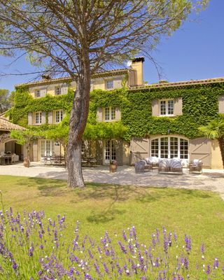 A magnificently renovated farmhouse with 6,000 square feet for up to 18 guests, centrally located for exploring Inland Provence — your grand family retreat at Mas de Gancel. 🍷🏡
📍 Vernègues · Near Aix-en-Provence · Provence

This exceptional 500-square-meter home offers nine air-conditioned bedrooms and five bathrooms—fabulous for family reunions or gatherings of friends. The ground floor is dedicated to communal spaces with kitchen, dining, and large living areas, while the upper two levels host bedrooms and bathrooms. The property comfortably accommodates larger groups while maintaining a cozy, comfortable atmosphere.

Enjoy long Provençal-style meals on the stone terrace overlooking the small vineyard, lounge by the pool, or wander by foot to the nearby grocer or local winery for tastings. Also within walking distance: restaurant, bar, bakery, café, Roman temple, nature trails, skate park, and basketball court.

Located at the foot of the Luberon Mountain range, only 30 minutes from Aix-en-Provence and 45 minutes from Saint-Rémy. The central location is exceptional—a truly idyllic Provençal experience for large groups.

Contact one of our Villa Rental Specialists to check availability at the link in our bio.

Weekly rates starting from €5,600.