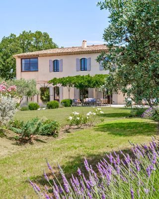 Seduced by charm and luxury across nine bedrooms and two houses, just three minutes from Ménerbes — welcome to Bastide de Blanche. 🏀🌺
📍 Ménerbes · Luberon · Provence

This exceptional 440-square-meter estate accommodates up to 18 guests across nine ensuite bedrooms spread over two houses. Air-conditioned throughout for optimum comfort, all bedrooms are equipped with TV, desk, and king-sized beds that can be separated into singles.

Outdoor dining and seating areas offer beautiful panoramic views of the heated saltwater pool and surrounding countryside. Enjoy alfresco dining and family reunions while taking advantage of the private gym, hammam, sauna, jacuzzi, multi-sport court (pickleball, basketball, volleyball), and boules court. Hiking and cycling trails accessed from the property appeal to adventurers and nature lovers alike.

A few steps away, discover the popular villages of Gordes, Lacoste, and Bonnieux, each offering unique atmosphere and breathtaking panoramas. Explore renowned local wineries and experience the gourmet restaurants of Ménerbes.

Luxury, leisure, and authenticity combined for an unforgettable Provence escape.

Contact one of our Villa Rental Specialists to check availability at the link in our bio.

Weekly rates starting from €13,850.