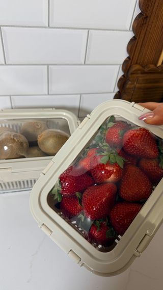 🔗Follow + comment FRUIT for links

This produce container is a fridge organization must. You can wash, drain, and store your fruits and veggies all in one container, so there’s no extra bowls or mess. The glass base keeps everything easy to clean, and the silicone lid helps seal it up to keep produce fresher longer. Plus, you can even fit more in the container without squishing the food because the litter is stretchable. Great for berries, lettuce, meal prep, or just making your fridge look less chaotic.

#amazonhome #amazonkitchenfinds #kitchengadget #storagecontainers #foodsaver