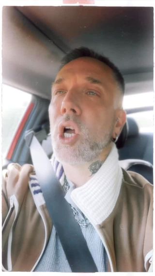 Le 22 mai je sors “Ce soir c’est toi et moi”.
Et aussi une version Cocooning, plus intime, piano voix, comme une fin de soirée un peu suspendue.

J’avais juste envie de faire une chanson qui donne envie de chanter seul dans sa voiture sans réfléchir au reste.

#popfrançaise #queerartist #indiepop #musiquefrançaise #artisteindépendant