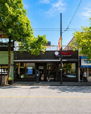 FOR LEASE // 1816 Commercial Drive // 1,324 SF

A bright retail opportunity in the heart of The Drive.

Surrounded by cafés, boutiques, and some of Vancouver’s most beloved restaurants, this 1,324 SF space offers strong exposure along one of the city’s most vibrant and community-driven streets. Large storefront windows, an adaptable layout, and abundant pedestrian traffic create an ideal setting for retail, wellness, or service-based concepts.