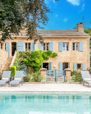 A gem of a property with separate living quarters and fountain gathering space, just 10 minutes from popular Lourmarin — discover Mas Hosanna. 💎⛲
📍 Lourmarin · South Luberon · Provence

This charming property sleeps 12 across six bedrooms in a calm country setting with magnificent gardens. Ideal for multigenerational families or groups needing private areas. The main house is separated into two living quarters: downstairs features kitchen, living area, and two bedrooms; upstairs offers fireplace, larger kitchen, three additional bedrooms, and terrace overlooking gardens. A lovely cottage near the pool area includes kitchen and master bedroom. Air-conditioning in four bedrooms.

Wonderful communal gathering space around the fountain for evening dining or around the pool with large grassy areas for children to play.

South Luberon location with all Luberon villages within easy drive and Aix-en-Provence under 45 minutes away.

Also available as Le Petit Mas Hosanna (3 bedrooms) for smaller groups.

Contact one of our Villa Rental Specialists to check availability at the link in our bio.

Weekly rates starting from €5,100.