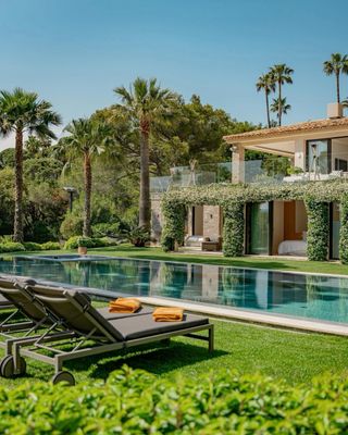 Inside Saint-Tropez’s ultra-luxury villa game – where money gets you in, but relationships get you further. @bohouse argues that the future of luxury isn’t another bigger villa or another longer wine list. It’s local knowledge, intuition, relationships and the people who know which doors matter – and when to open them.
.
Link in bio