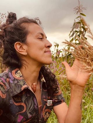 Have you met my friend Natalia Chaparro? 🌿

Natalia is a designer, community herbalist, and the creator of Canasto Herbal. Born in Bogotá, Colombia, she weaves creativity, ancestral traditions, and a deep reverence for the cultural and ecological relationships that connect us with the land.

We’re delighted to welcome Natalia as a presenter at the BotanicWise Women’s Herbal Gathering this September, where she will offer two beautiful classes:

✨ Medicinal Plants of the Colombian Páramo
Journey into the high Andes to meet the healing plants of Colombia’s extraordinary páramo landscapes and explore their traditional uses, ecological importance, and cultural heritage.

✨ Bitter & Sweet: Colombian Year-End Herbal Baths for Cleansing and Renewal
Discover an ancestral bathing tradition that pairs bitter herbs for cleansing with sweet herbs for joy and abundance. Through storytelling, ritual, and practical guidance, Natalia will share a beautiful plant-centered practice for renewal.

Come learn, gather, and deepen your relationship with plants alongside Natalia and our wonderful community of women this September. 🌿 

Join us at https://botanicwise.com/whg (link in bio)!