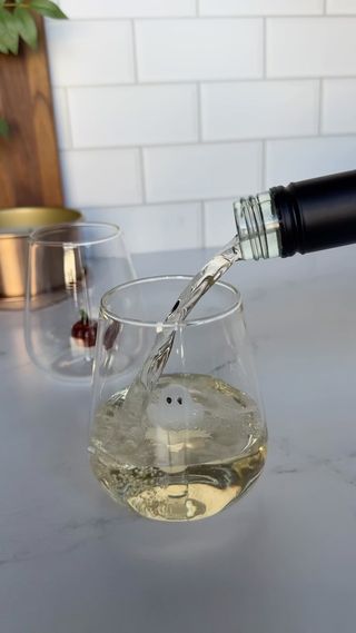 Comment “link” below I will send you the details to the set of two stemless wine glasses for Halloween from Amazon!

#amazon #amazonhome #wineglasses #halloweendecor #halloweenpartyideas