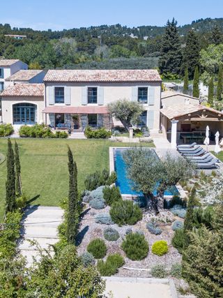 Live the essence of Provençal life at Mas Mirabelle, a warm, modern luxury villa a 10-minute walk from the famous Bistrot du Paradou. 🥖🌾
📍 Paradou · Alpilles · Provence

This stylish villa sleeps 10 across five bedrooms, each decorated in the same eye-catching contemporary style, with air-conditioning throughout. Large windows in the living room flood the interior with natural light and open directly to the outdoors, while the ground floor offers a fully equipped open kitchen and a master ensuite with king-size bed.

Outside, dine under the wood-shaded terrace or cool off in the dazzling 16-meter pool, which takes pride of place in the elegant garden alongside a flat lawn. In the foothills of Les Alpilles, near boulangeries and cafés, with Saint-Rémy-de-Provence and its Roman ruins just 20 minutes away and historic Les Baux-de-Provence close by. Explore local markets, cycle through lavender fields, or hike the magnificent countryside.

10% discount applied on any 2026 booking!

Contact one of our Villa Rental Specialists to check availability at the link in our bio.

Weekly rates starting from €5,675.