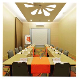 Our business is built around great people and great work. That’s why we do everything we can to make this room your happy place.

#harrisciumbuleuit #ascott #meetingroom #hotelbandung