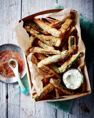 ZUCCHINI CHIPS WITH HERB AIOLI​​​​​​​​
🥒🍟🥒🍟🥒​​​​​​​​
This is a ripper of a recipe and it’s guaranteed to get your kids wolfing down zucchini like there’s no tomorrow.​​​​​​​​
The best way to get kids to try new foods is to get them into the kitchen to help with the preparation – they want to see and taste their handiwork. ​​​​​​​​
​​​​​​​​
Being able to pick some zucchinis from your garden or a friend’s garden would really seal the deal! ​​​​​​​​
​​​​​​​​
The spiced seasoning adds a lovely kick to these – just go easy on it if your kids aren’t into spice.​​​​​​​​
​​​​​​​​
🥒🍟🥒🍟🥒 All of our mouthwatering recipes include serving sizes, prep & cook time with tips & tricks to help you cook up the perfect, healthy meal every time👌🏼​​​​​​​​
Share these recipes with your loved ones and tag #evolvenetworktv with your creative takes on Pete’s classics 👨‍🍳 ​​​​​​​​
​​​​​​​​
Find this delicious recipe amongst plenty of others in full on the Evolve Network app or at evolvenetwork.tv ✨​​​​​​​​
​​​​​​​​
Recipe 📝​​​​​​​​
https://evolvenetwork.tv/recipe/zucchini-chips-with-herb-aioli​​​​​​​​
​​​​​​​​
#recipe #cook #meal #prep #keto #paleo #budget #plan #vegetarian #plantbased #health #vibrant #heal #foodie #yum #nutrients #instafood #evolve #evolvenetwork #recipies #cooking #mkr #peteevans #chef #australia #inthekitchen #mealprep #itunes #podcast