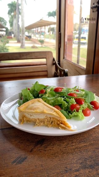 SIM, você pode comer aqui no vagão do café! #reels #trend #café #torta #salada #cafeteria