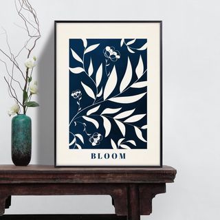 Affiche Bloom 🌷pour une décoration bohème chic ! 

Imprimé sur du papier en fibres de bambou 250g à Naoned 🎍pour les formats A4 et 30x40, disponible en grand format également. Impression certifiée #imprimvert et RSE.

. 🎁Contactez moi par MP pour récupérer en main propre sur #nantes ou #pornic 
. En livraison sur la boutique etsy Les Printy 👉 https://www.etsy.com/fr/shop/LesPrinty
.
.
. 
#decorationinterieur #posterstore #papierecologique #posterdesign #posterart #decorationmurale #printmaking #ecoresponsable #printmakersofinstagram #studiographiquenantes #affichedeco #affichevintage #affiche #bloom #floraldesign #flowerslovers #bleumarine #graphistenantes #mywork❤️ #printoftheday #decorationoftheday #dailyposter #dayliart #artwork #artoftheday #printart #artofinstagram