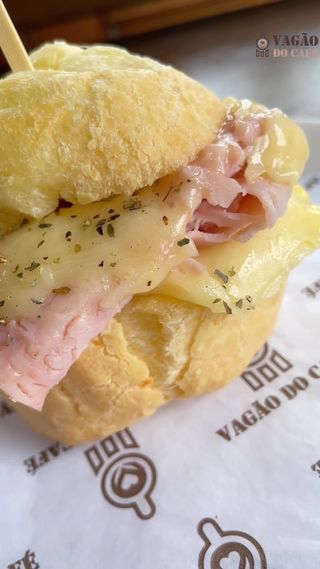 O melhor pão de queijo recheado do mundo ! #reels #trend #cafe #paodequeijo #cafeteria #doce #salgados