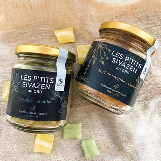 Retour sur la création d’étiquettes pour les Bonbons aux CBD de la marque #sivaiafrance 🍬
.
Ces petits bonbons gourmands et apaisants à la forme de berlingot sont fabriqués artisanalement et localement ! #paysdelaloire. Il était alors important de retranscrire sur les étiquettes cet esprit artisanal avec des petites illustrations aux formes naturelles. Le logo de la marque est apposé sur une étiquette de protection pour apporter de l’originalité, il reste discret afin de mettre en avant les valeurs elles-mêmes du produit. 
.
Si vous êtes gourmand et curieux n’hésitez pas à goûter ces petites merveilles 😋 toutes les infos sur la page de @sivaiafrance et sur leur site internet. 

👉 https://sivaia.fr 

#cbd #bonbons #berlingot #nantes #nantesmaville #produitsartisanaux #produitsnaturels #naturelle #produitspaysderetz #localfood #localbusiness #local #packaging #packagingdesign #etiquettes #brandidentity #graphistefreelance #graphistenantes #pornic #womenbuisness #graphicdesign #identitedemarque #marquefrancaise #gourmandise #gourmandcroquant #mywork #dailywork #productshoot