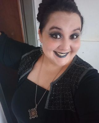 En lo que va del año celebré un montón de procesos, entre ellos el fin de mi formación en Astrología Psicológica. 

Esto es solo una pincelada, una instantánea del aprendizaje compartido con personas hermosas. 

Y también un pedacito de mi alma. Una de esas aristas de mi que alguna vez fue celosamente guardada... y que hoy abrazo como pilar de mi cordura. 

Aguante lo gótico vieja 😎 Aguante el romanticismo desenfrenado que sublima las sombras y nos ayuda a sanar. 
No, mamá, no es una fase 😂 es parte de mi identidad. 

La Astrología abre un portal hacia los propios secretos. Y lo que uno decide hacer con ellos hace magia, le pese a quien le pese. En especial cuando uno elige compartirlos, ¡ay jesú! 

Amor, muchísimo. 
Gracias a todos los que lo hicieron posible. 🍀❤️🥰
____________________________________________________

Esta foto corresponde a nuestra presentación estrella, con dos compañeras gigantes y amorosas: la carta natal de mi queridísimo Edgar Allan Poe.