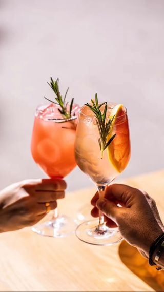 How early in the day (or day before 🧐) does your NYE kick off? We’re here on 31 December til 3pm, then the rest of the night is in your hands. 🍾

#quickbrownfox #pyrmontnsw #qbfeatery #quickbrownfoxeatery #pyrmont #letsparty #partyon #nye #nyesydney #nyesyd #newyearnewme #newyearseve #newyear #sydneydrinks #drinksdrinksdrinks #sydneynightlife #spritz #spritz🍹 #spritztime #sydneyhappyhour #sydneydrinking #sydneycocktails #sydneywine #sydneybars #summercocktails #sydneysummer #mixology #cocktails #cocktailsofinstagram