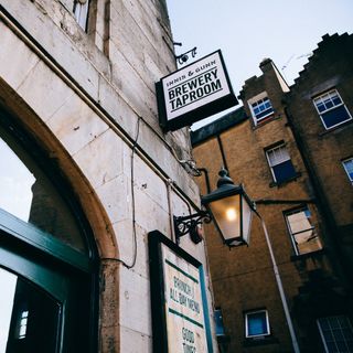 The ultimate pairing: a cold beer and a warm atmosphere 🍺

#innisandgunn
#leith